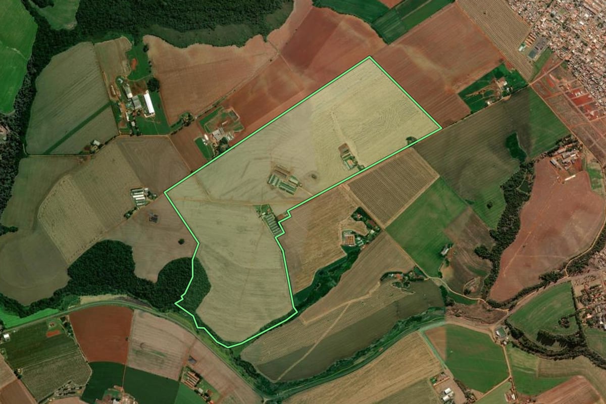 Imagem de satélite do imóvel rural em Arapoti (PR), com o contorno declarado no CAR desenhado por cima.