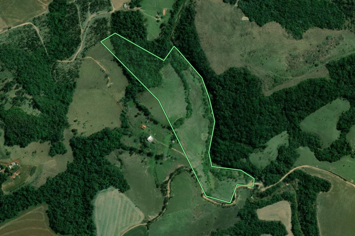 Imagem de satélite do imóvel rural em Arapoti (PR), com o contorno declarado no CAR desenhado por cima.