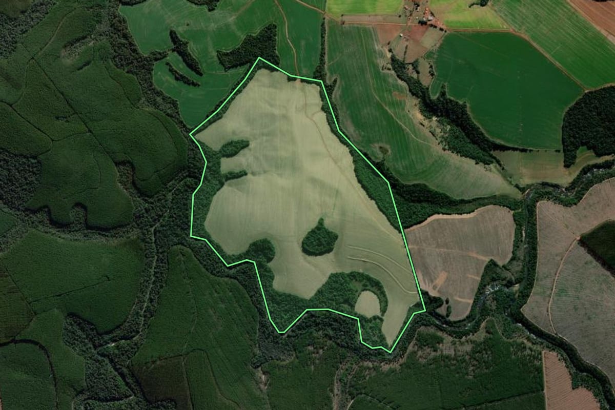 Imagem de satélite do imóvel rural em Arapoti (PR), com o contorno declarado no CAR desenhado por cima.