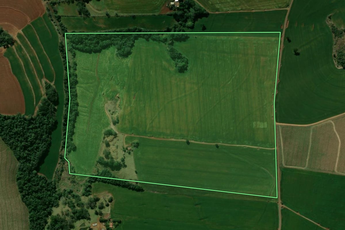 Imagem de satélite do imóvel rural em Arapuã (PR), com o contorno declarado no CAR desenhado por cima.