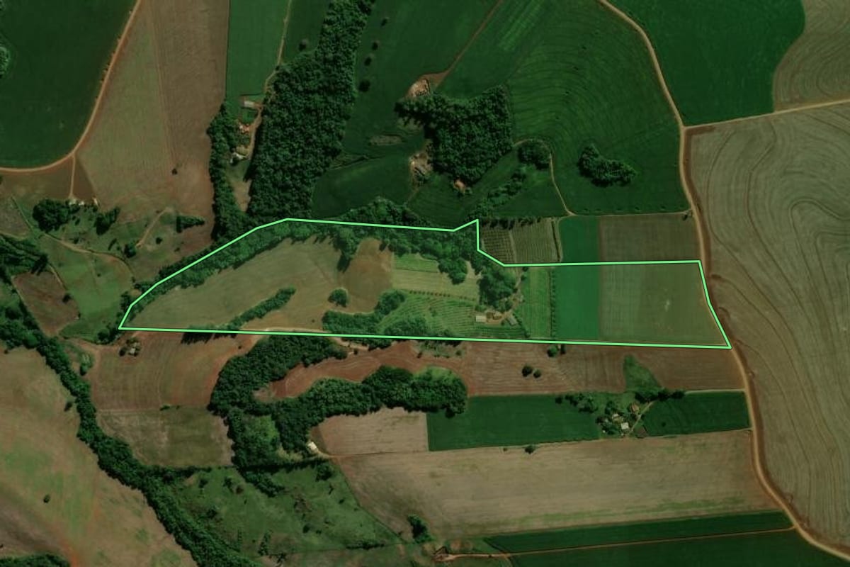 Imagem de satélite do imóvel rural em Arapuã (PR), com o contorno declarado no CAR desenhado por cima.