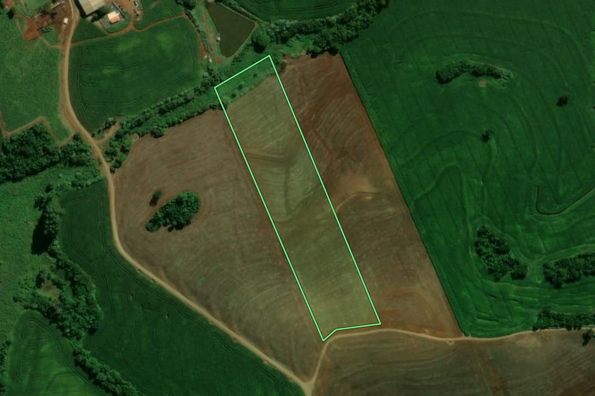 Imagem de satélite do imóvel rural em Arapuã (PR), com o contorno declarado no CAR desenhado por cima.