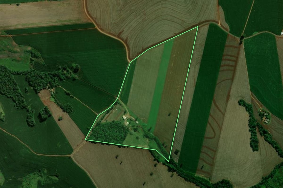 Imagem de satélite do imóvel rural em Arapuã (PR), com o contorno declarado no CAR desenhado por cima.