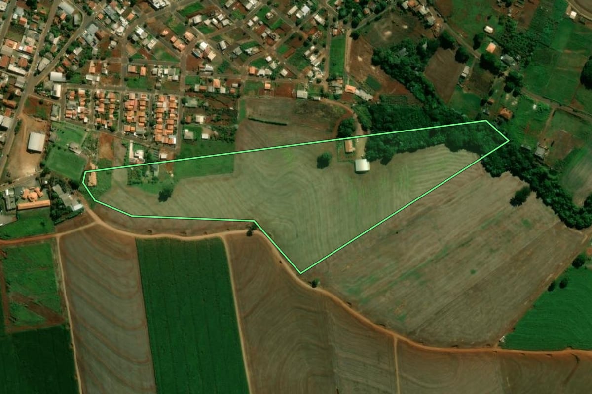 Imagem de satélite do imóvel rural em Arapuã (PR), com o contorno declarado no CAR desenhado por cima.