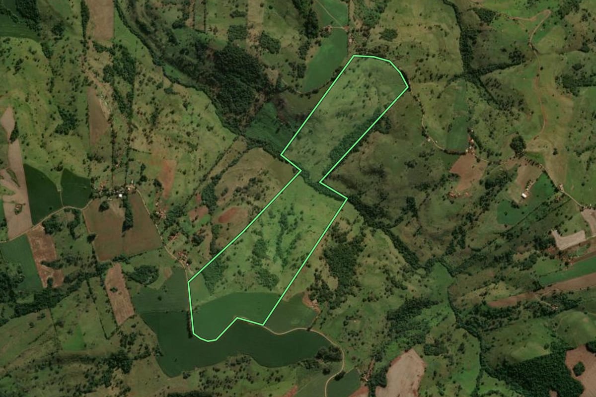Imagem de satélite do imóvel rural em Arapuã (PR), com o contorno declarado no CAR desenhado por cima.