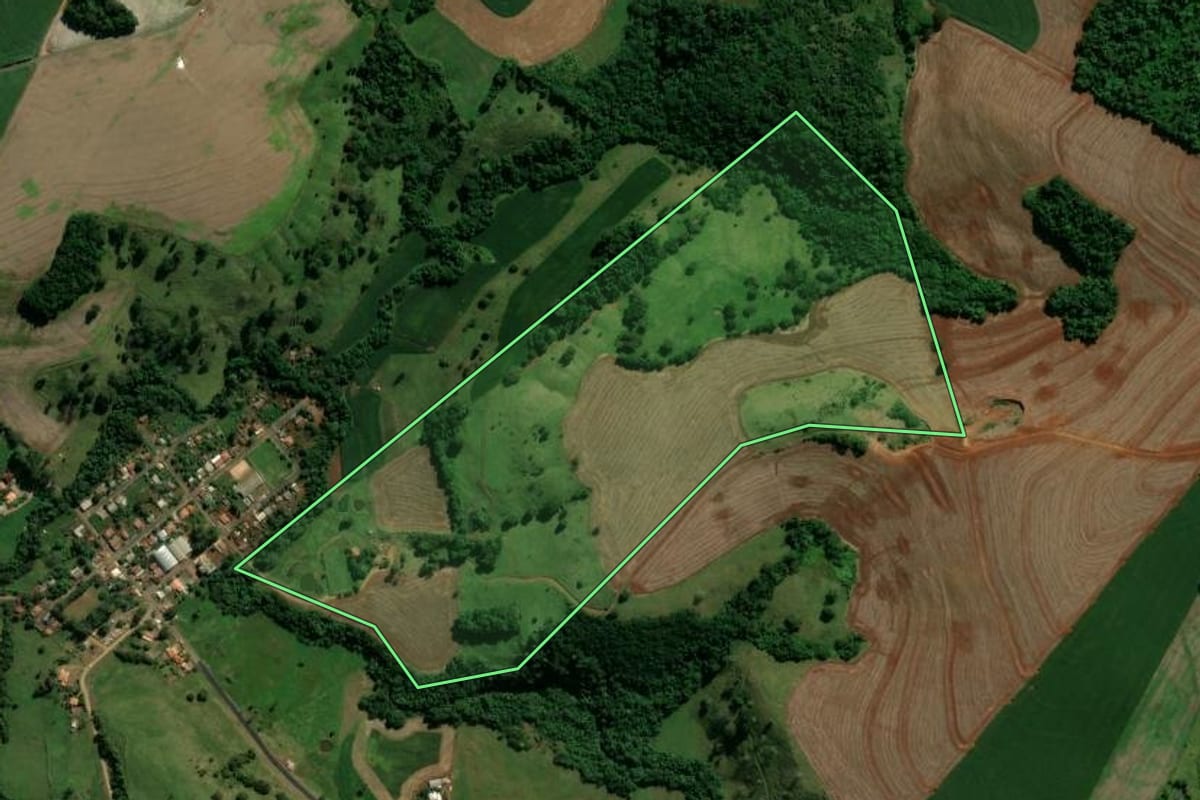 Imagem de satélite do imóvel rural em Arapuã (PR), com o contorno declarado no CAR desenhado por cima.