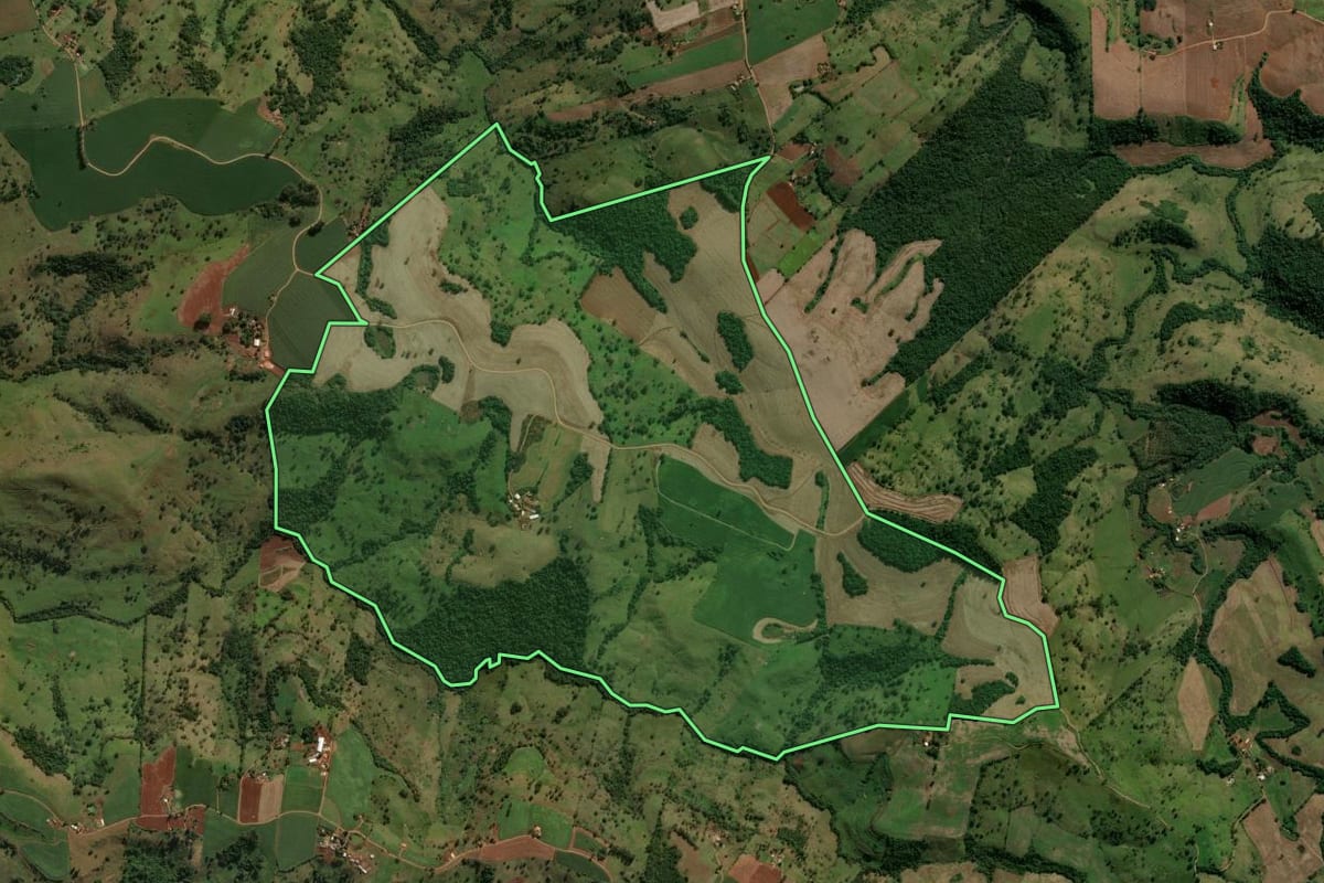 Imagem de satélite do imóvel rural em Arapuã (PR), com o contorno declarado no CAR desenhado por cima.