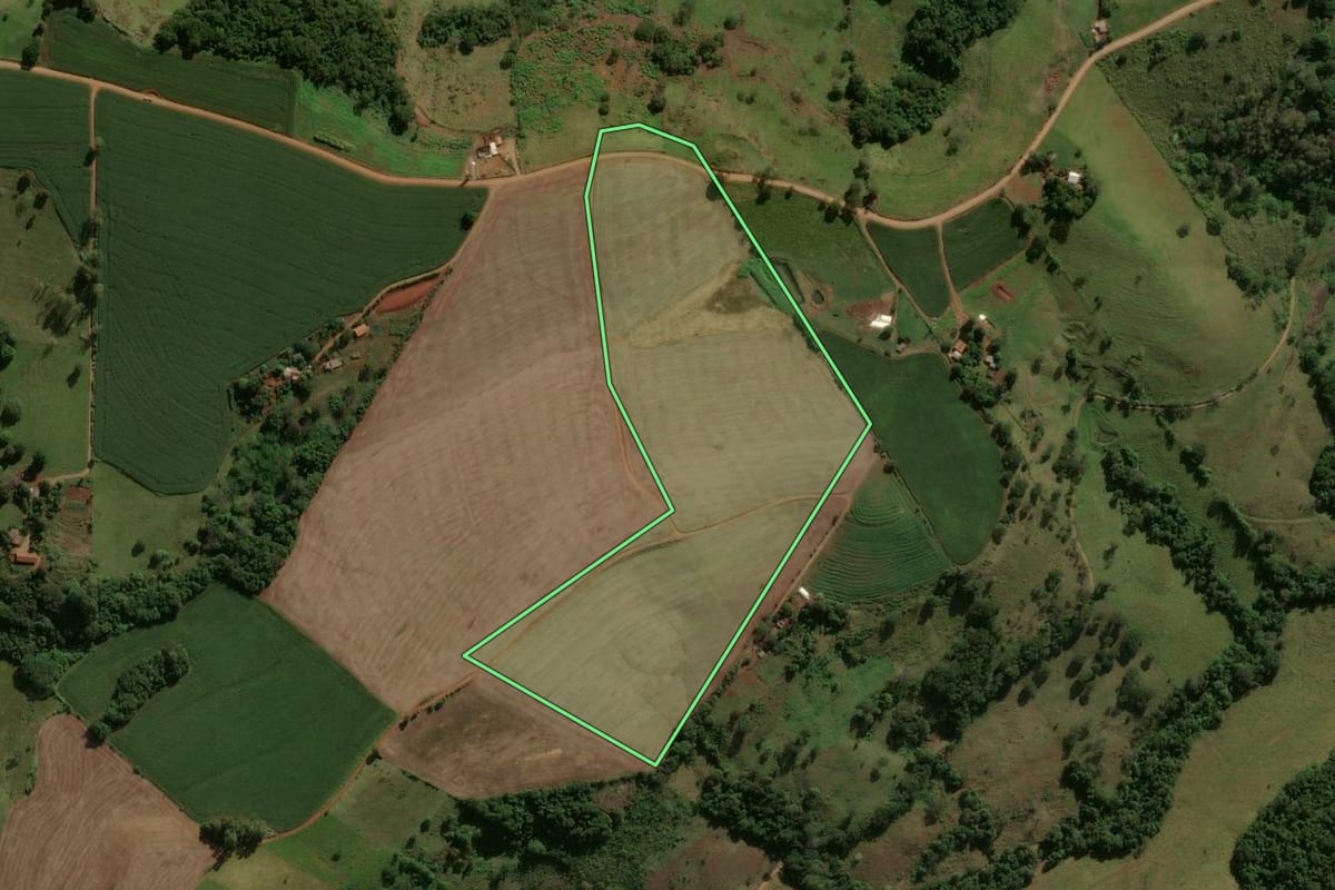Imagem de satélite do imóvel rural em Arapuã (PR), com o contorno declarado no CAR desenhado por cima.