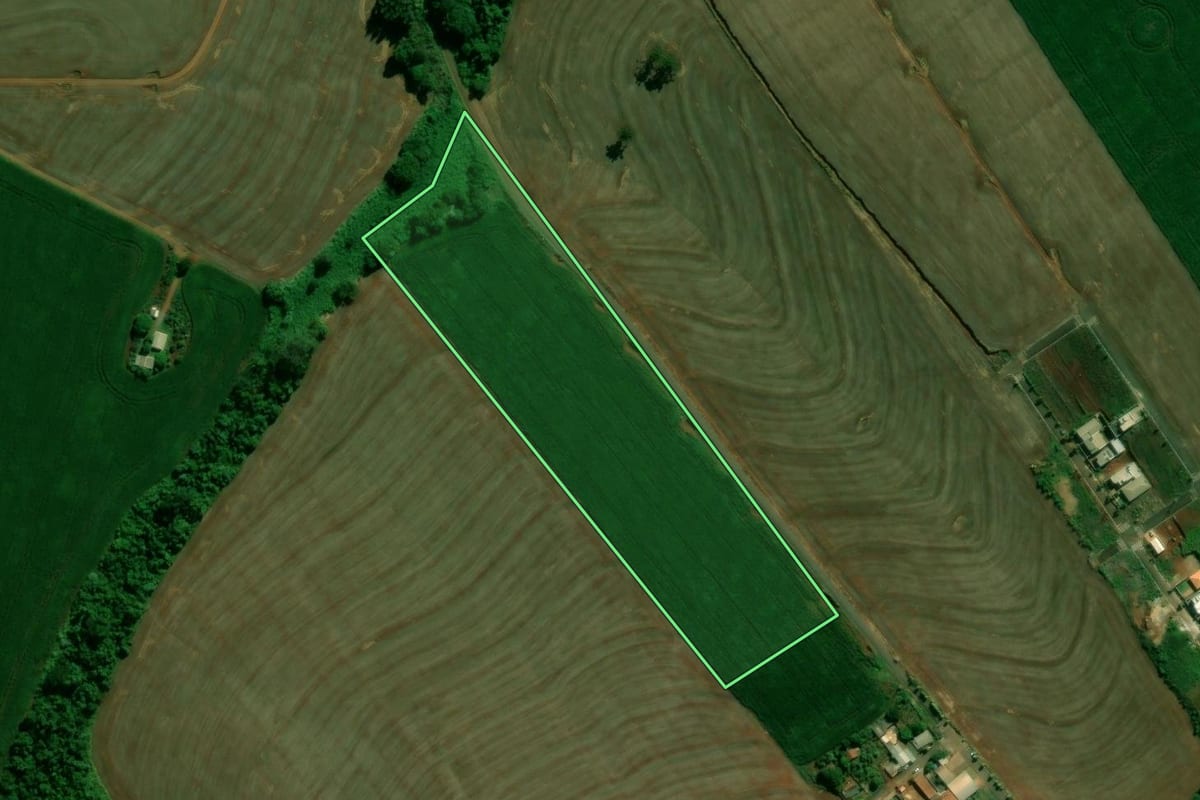Imagem de satélite do imóvel rural em Arapuã (PR), com o contorno declarado no CAR desenhado por cima.