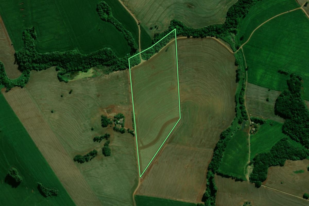 Imagem de satélite do imóvel rural em Arapuã (PR), com o contorno declarado no CAR desenhado por cima.