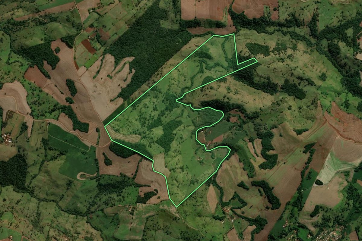 Imagem de satélite do imóvel rural em Arapuã (PR), com o contorno declarado no CAR desenhado por cima.