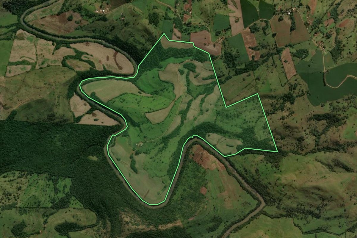 Imagem de satélite do imóvel rural em Arapuã (PR), com o contorno declarado no CAR desenhado por cima.