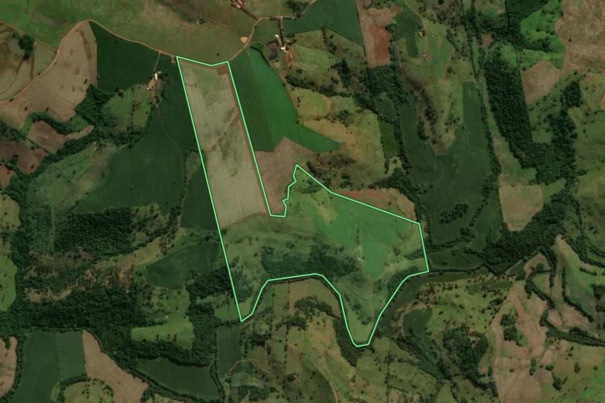 Imagem de satélite do imóvel rural em Arapuã (PR), com o contorno declarado no CAR desenhado por cima.