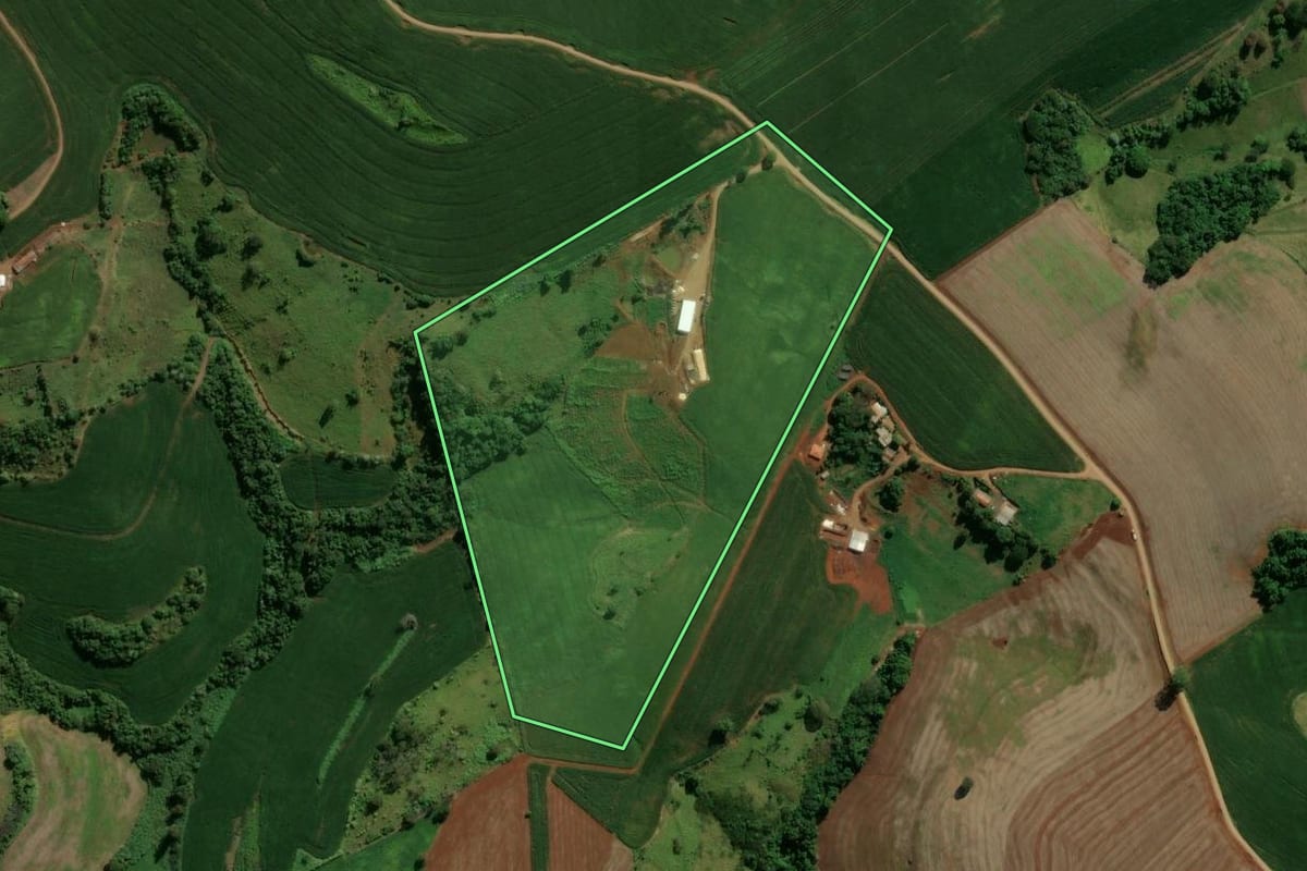 Imagem de satélite do imóvel rural em Arapuã (PR), com o contorno declarado no CAR desenhado por cima.