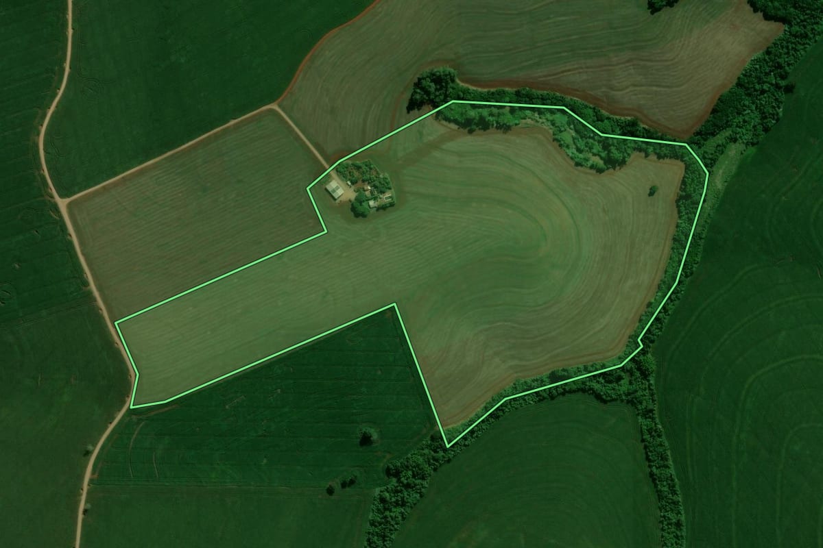 Imagem de satélite do imóvel rural em Arapuã (PR), com o contorno declarado no CAR desenhado por cima.