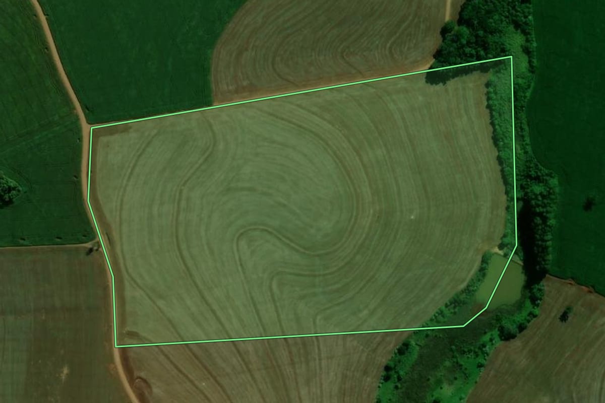 Imagem de satélite do imóvel rural em Arapuã (PR), com o contorno declarado no CAR desenhado por cima.