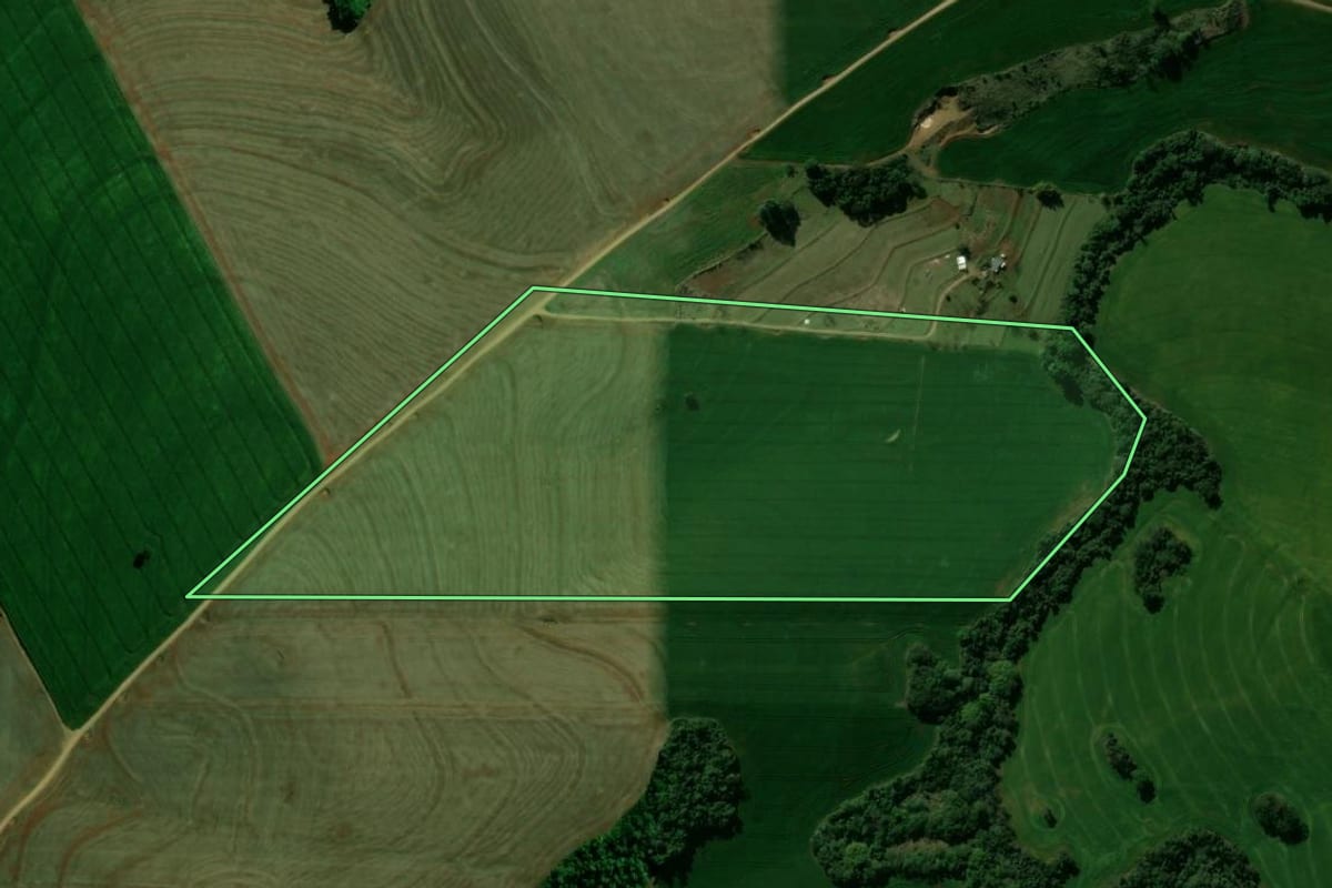 Imagem de satélite do imóvel rural em Arapuã (PR), com o contorno declarado no CAR desenhado por cima.