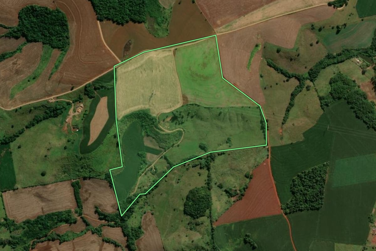 Imagem de satélite do imóvel rural em Arapuã (PR), com o contorno declarado no CAR desenhado por cima.