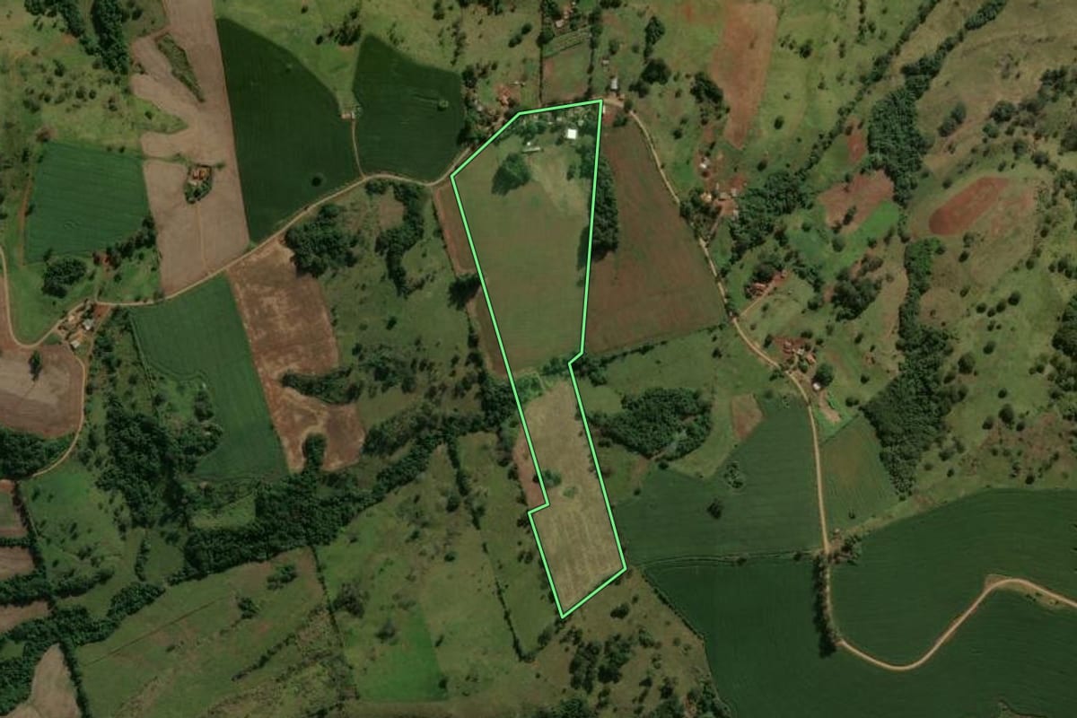Imagem de satélite do imóvel rural em Arapuã (PR), com o contorno declarado no CAR desenhado por cima.