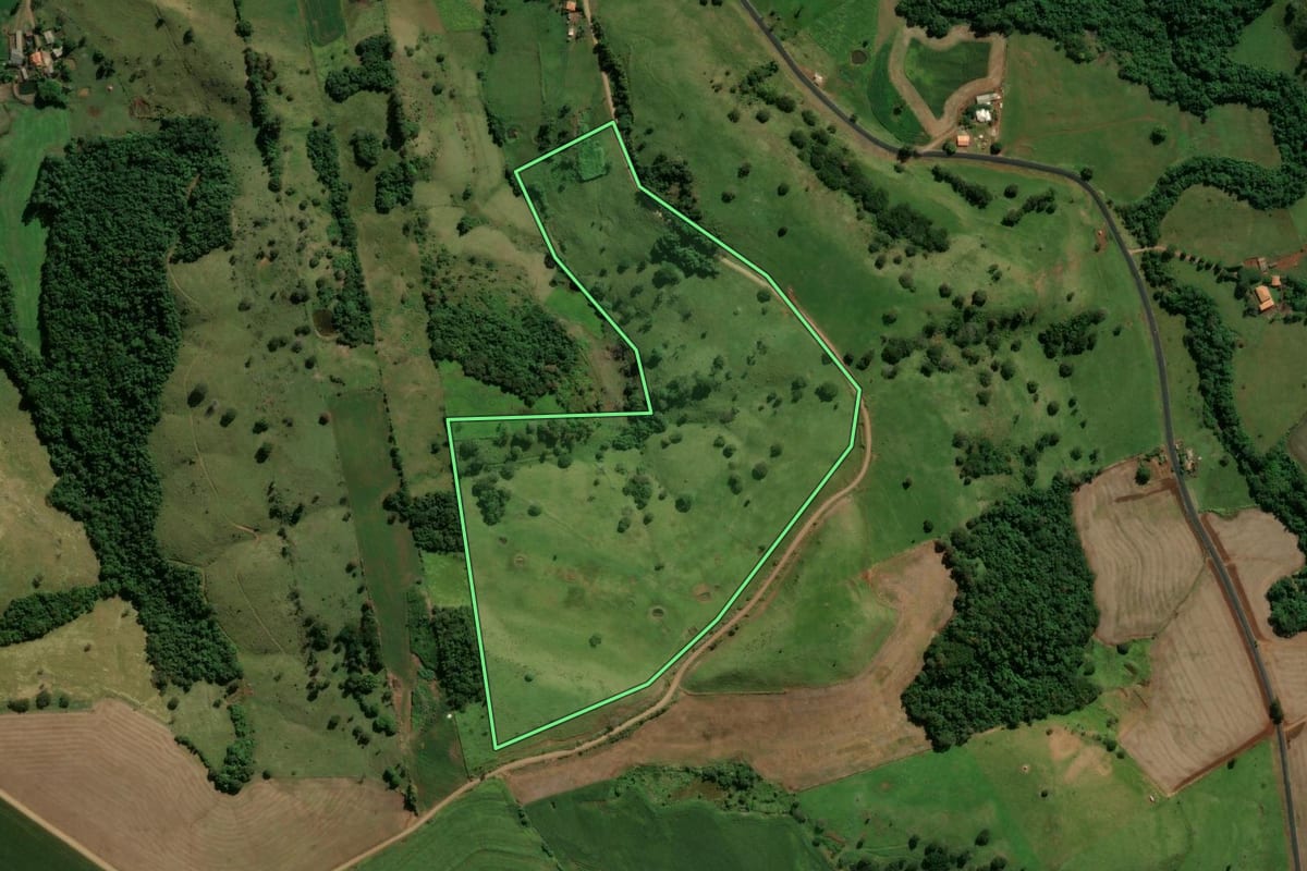 Imagem de satélite do imóvel rural em Arapuã (PR), com o contorno declarado no CAR desenhado por cima.