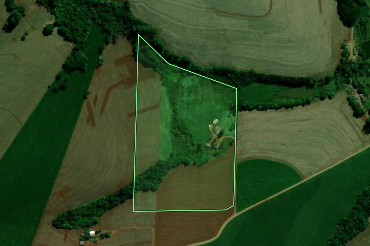 Imagem de satélite do imóvel rural em Arapuã (PR), com o contorno declarado no CAR desenhado por cima.