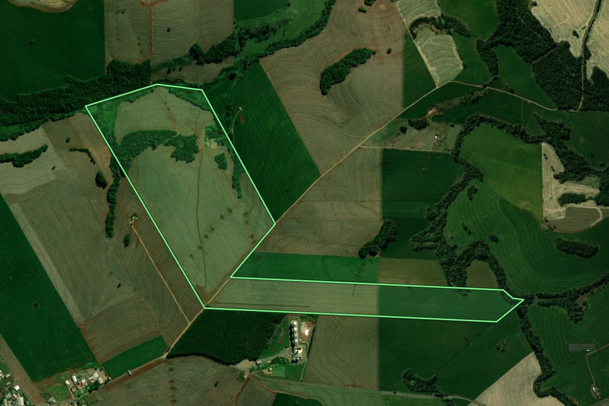 Imagem de satélite do imóvel rural em Arapuã (PR), com o contorno declarado no CAR desenhado por cima.