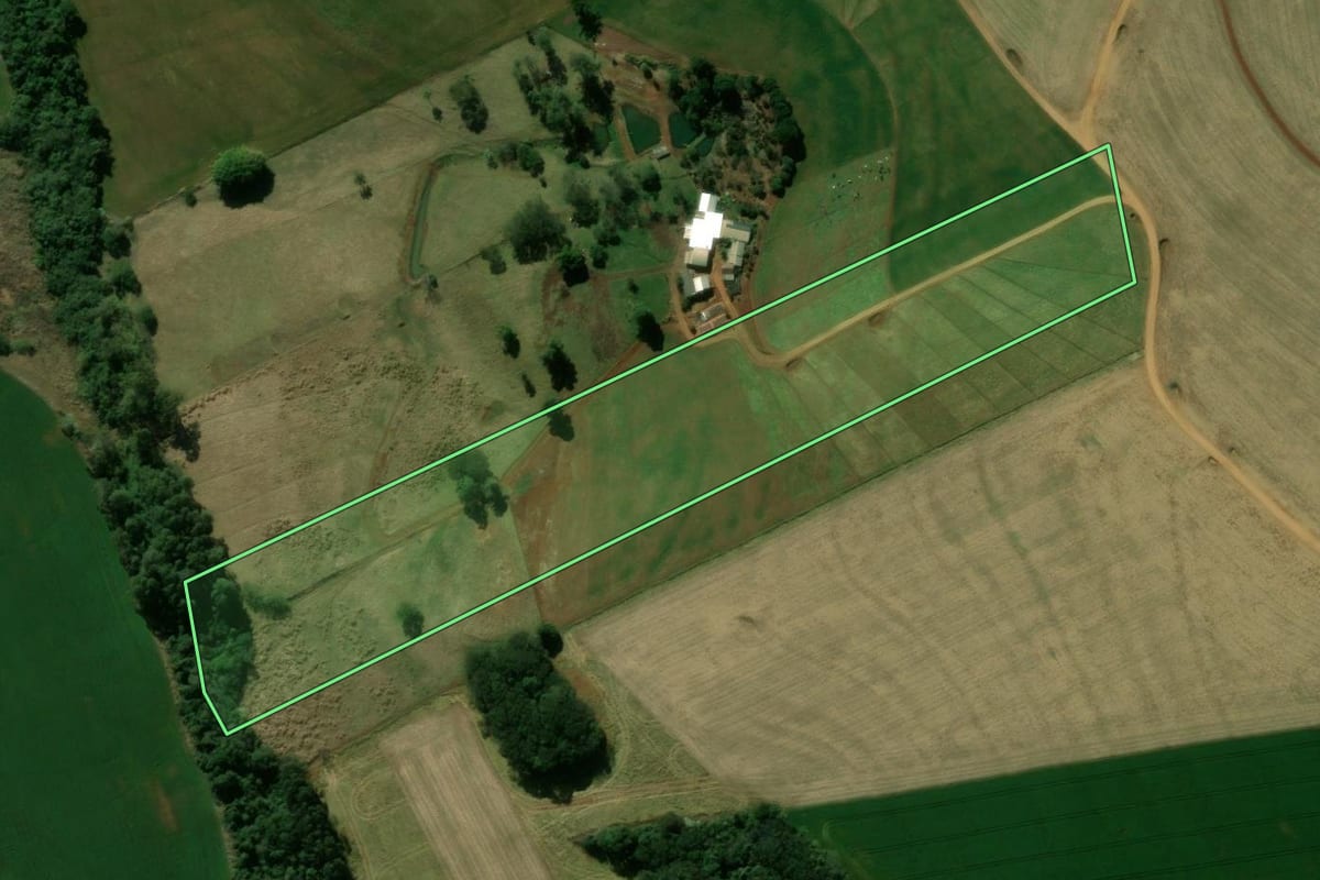 Imagem de satélite do imóvel rural em Arapuã (PR), com o contorno declarado no CAR desenhado por cima.