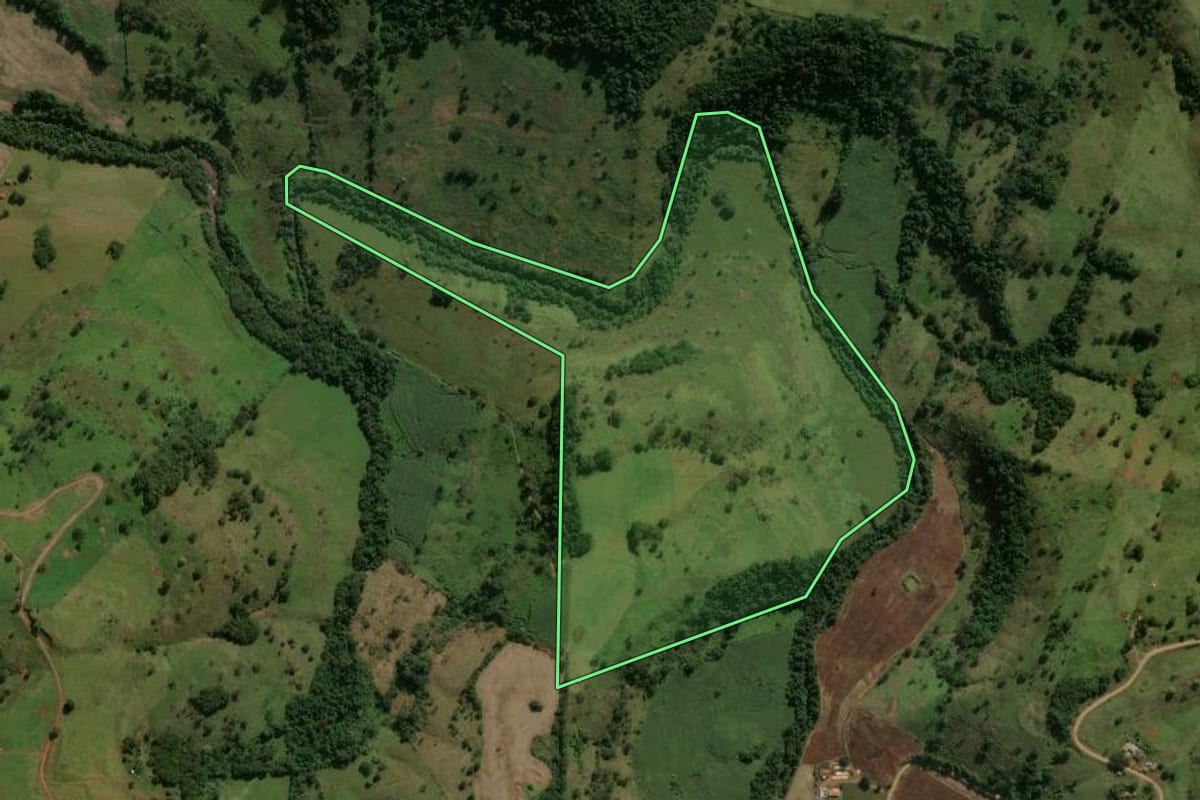 Imagem de satélite do imóvel rural em Arapuã (PR), com o contorno declarado no CAR desenhado por cima.
