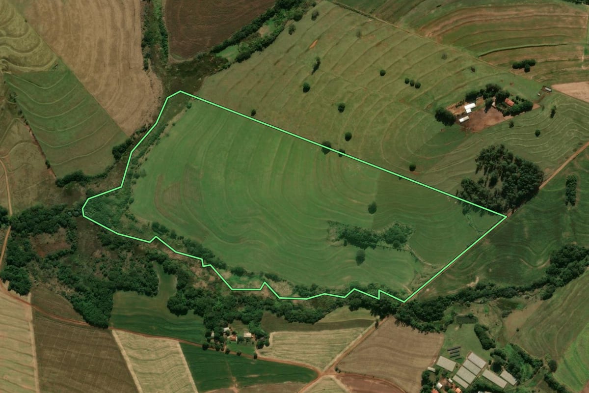 Imagem de satélite do imóvel rural em Araruna (PR), com o contorno declarado no CAR desenhado por cima.