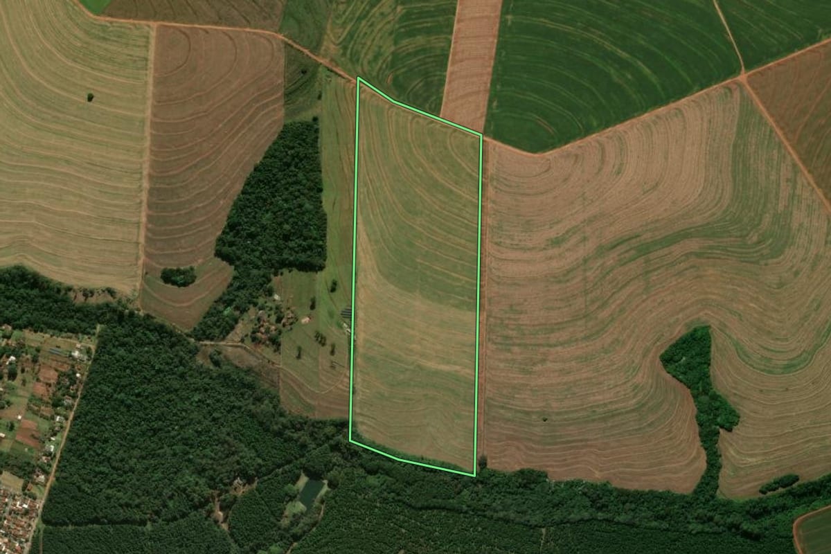 Imagem de satélite do imóvel rural em Araruna (PR), com o contorno declarado no CAR desenhado por cima.