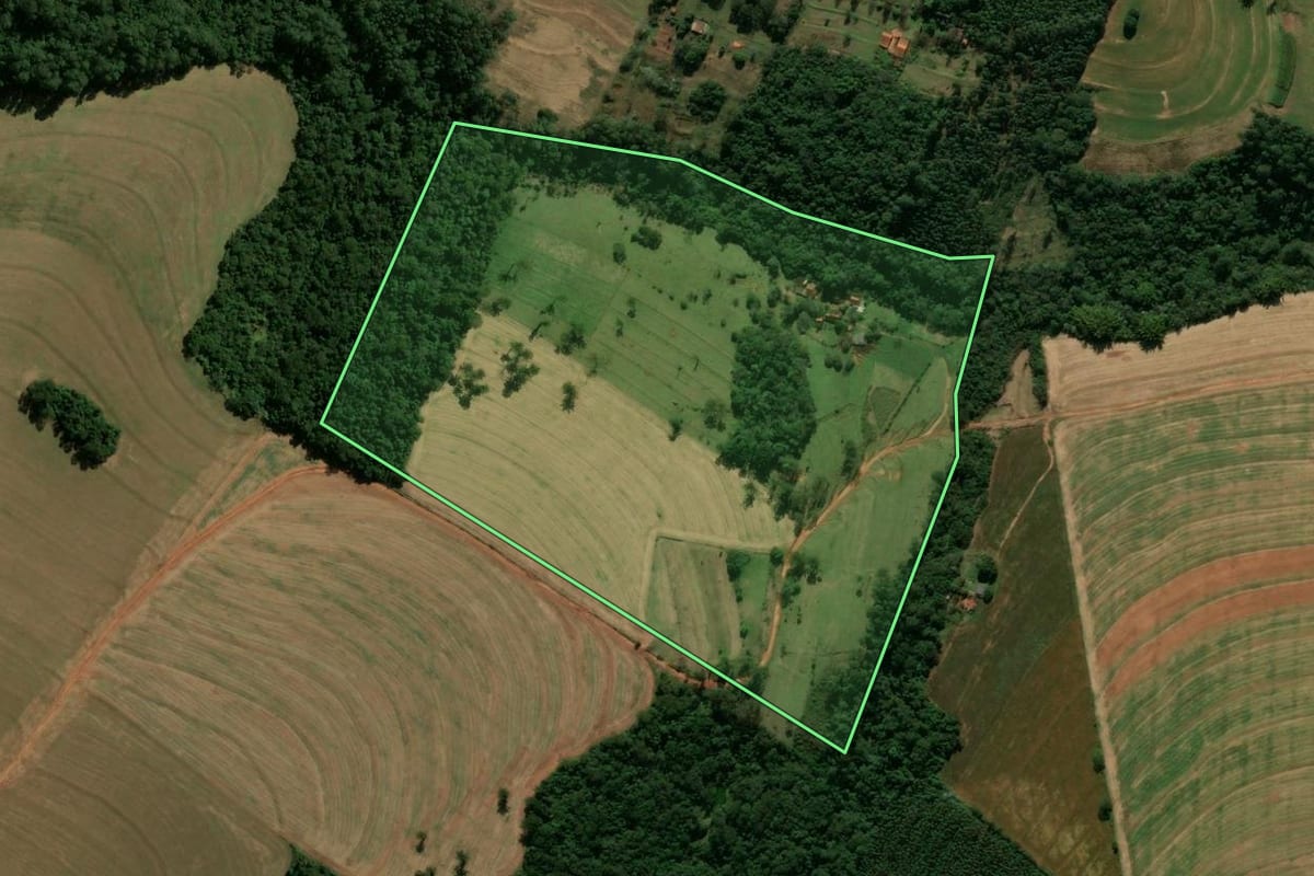 Imagem de satélite do imóvel rural em Araruna (PR), com o contorno declarado no CAR desenhado por cima.