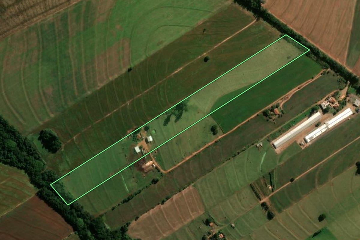 Imagem de satélite do imóvel rural em Araruna (PR), com o contorno declarado no CAR desenhado por cima.