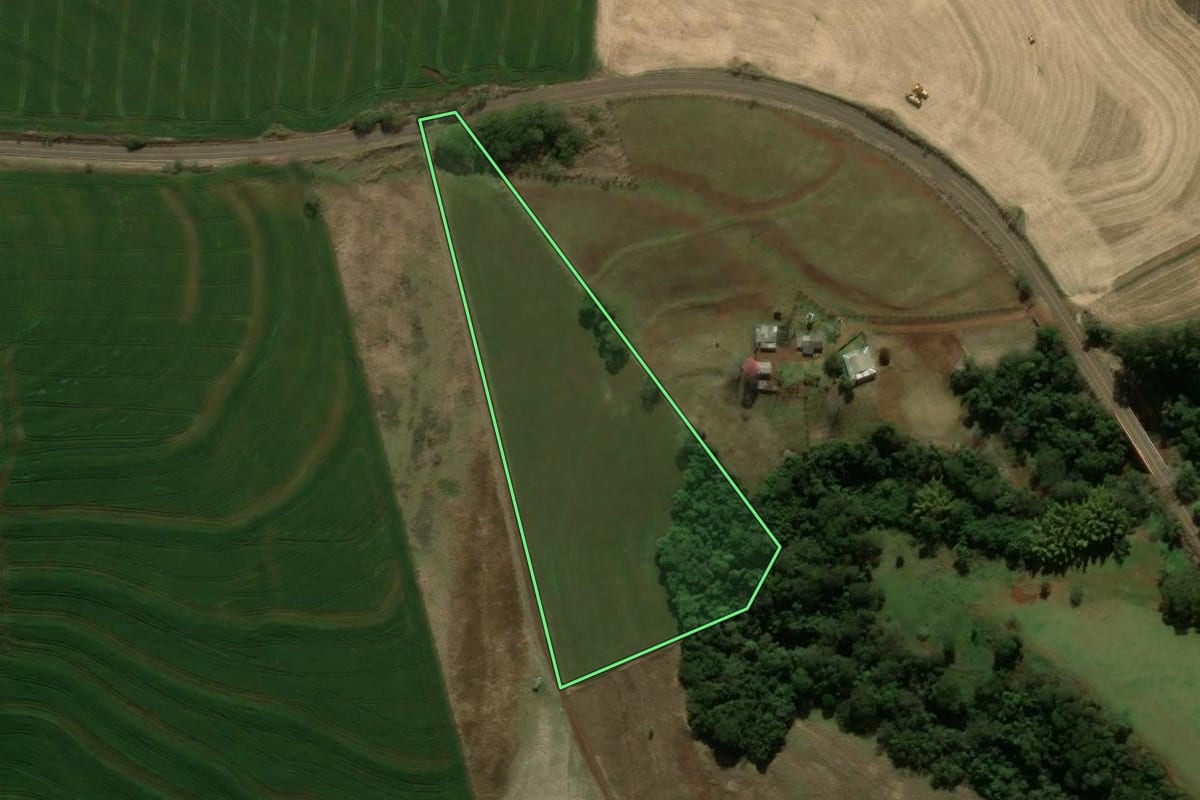 Imagem de satélite do imóvel rural em Araruna (PR), com o contorno declarado no CAR desenhado por cima.