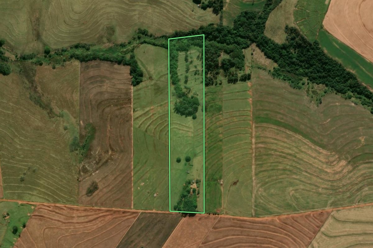 Imagem de satélite do imóvel rural em Araruna (PR), com o contorno declarado no CAR desenhado por cima.