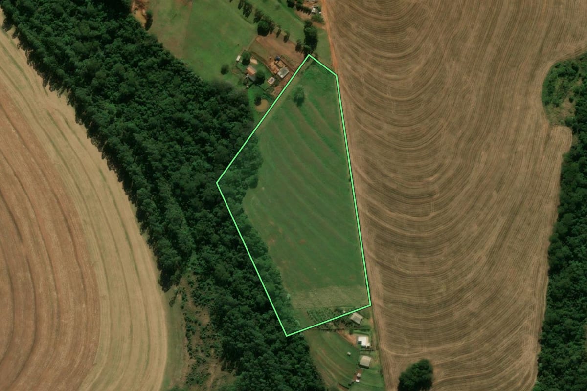 Imagem de satélite do imóvel rural em Araruna (PR), com o contorno declarado no CAR desenhado por cima.