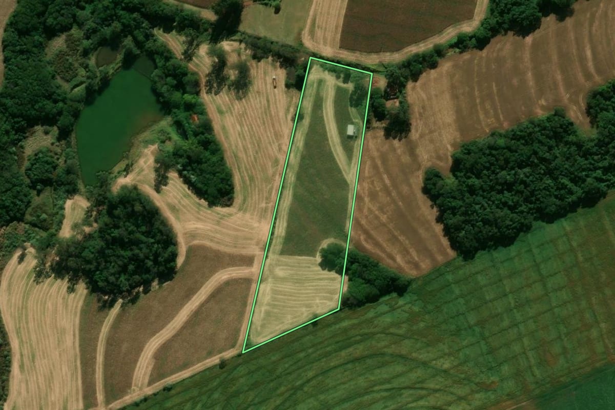Imagem de satélite do imóvel rural em Araruna (PR), com o contorno declarado no CAR desenhado por cima.