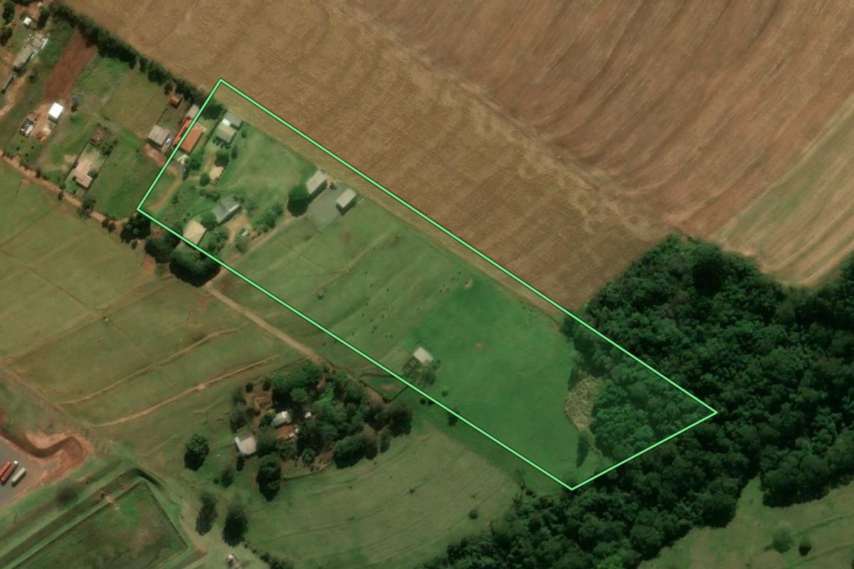 Imagem de satélite do imóvel rural em Araruna (PR), com o contorno declarado no CAR desenhado por cima.