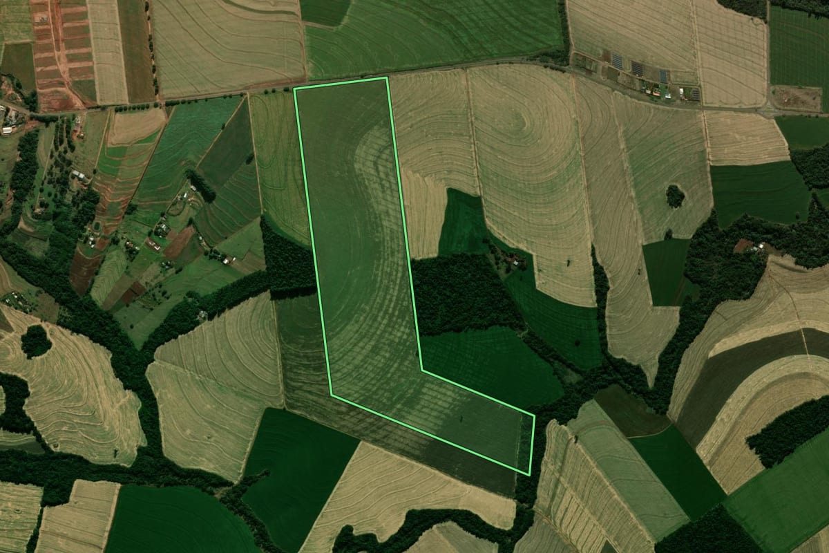 Imagem de satélite do imóvel rural em Araruna (PR), com o contorno declarado no CAR desenhado por cima.