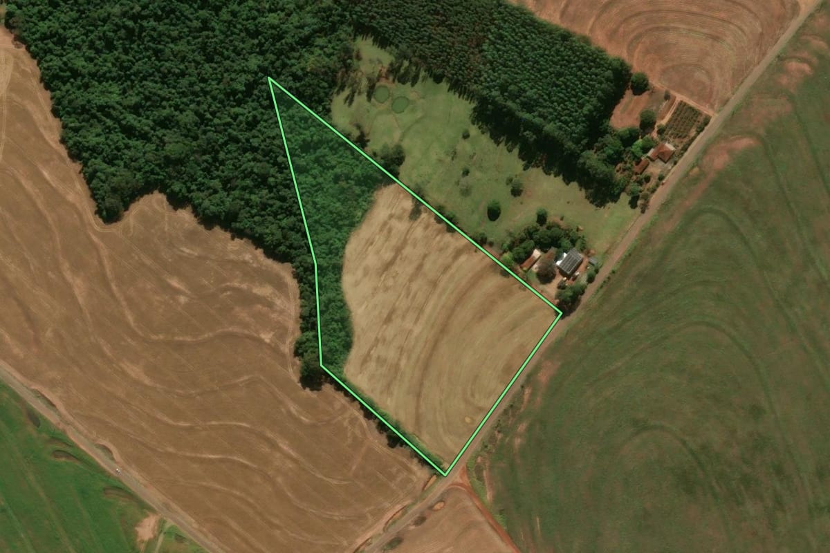 Imagem de satélite do imóvel rural em Araruna (PR), com o contorno declarado no CAR desenhado por cima.