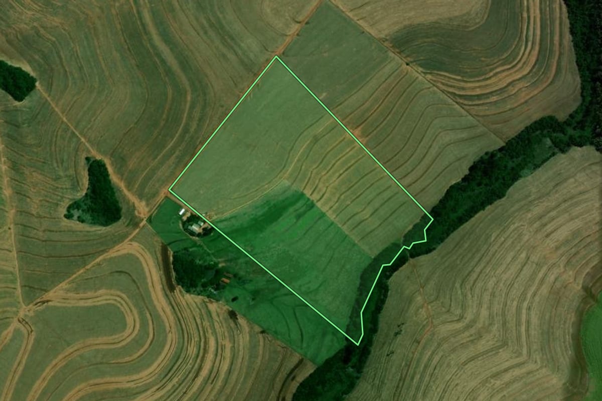 Imagem de satélite do imóvel rural em Araruna (PR), com o contorno declarado no CAR desenhado por cima.
