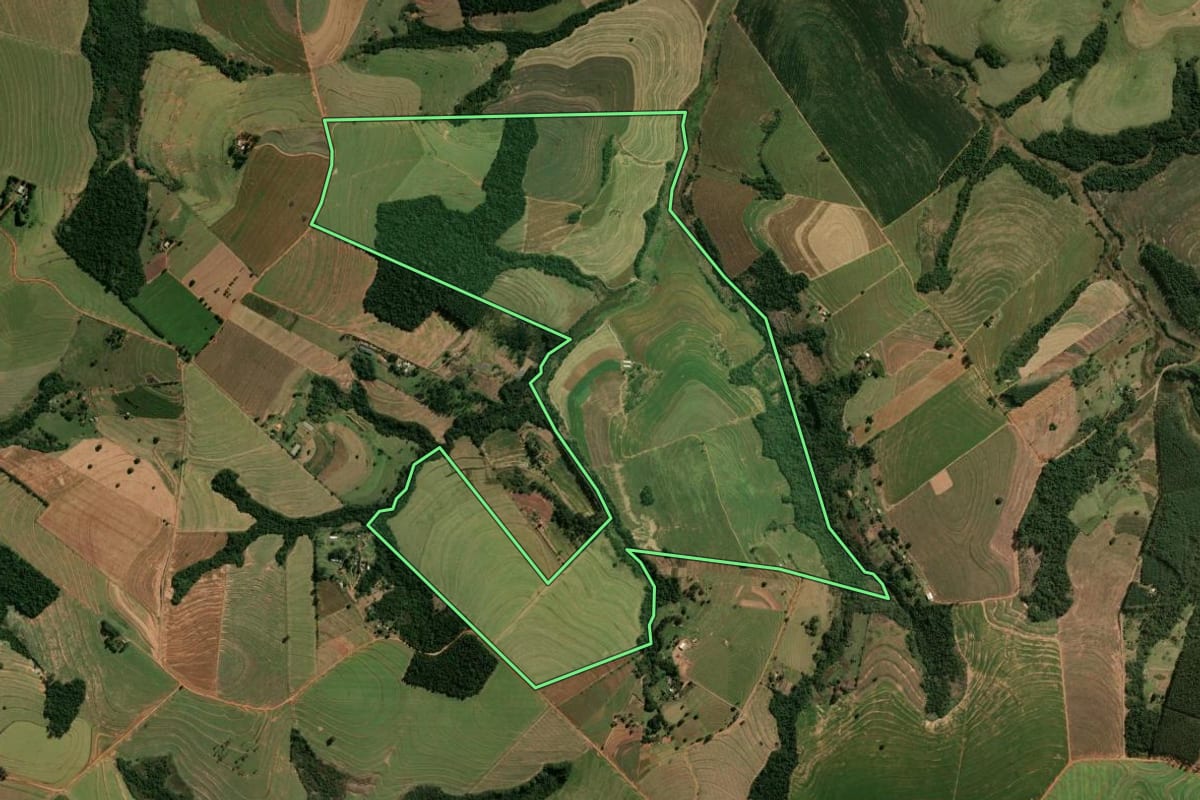 Imagem de satélite do imóvel rural em Araruna (PR), com o contorno declarado no CAR desenhado por cima.