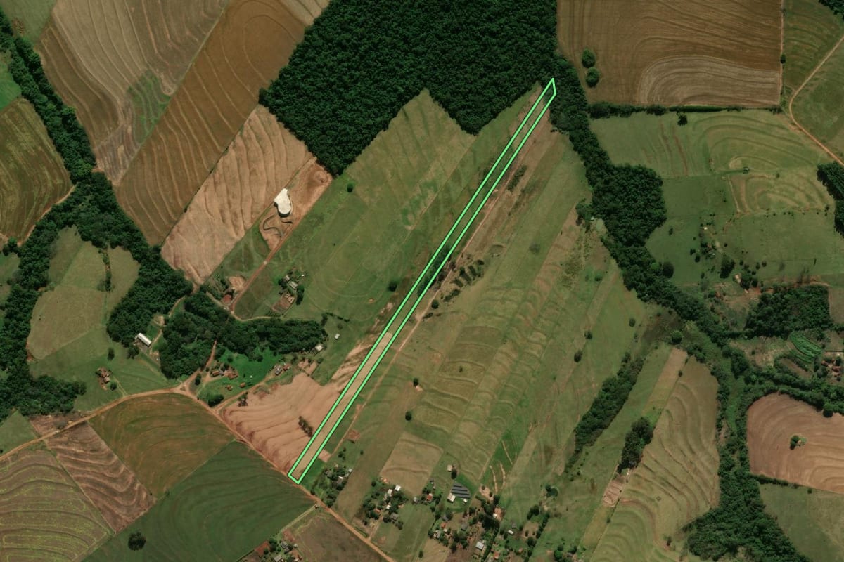 Imagem de satélite do imóvel rural em Araruna (PR), com o contorno declarado no CAR desenhado por cima.