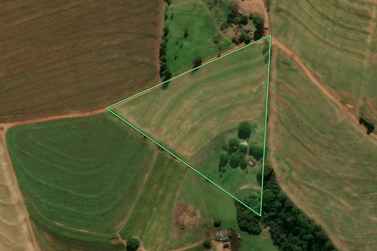 Imagem de satélite do imóvel rural em Araruna (PR), com o contorno declarado no CAR desenhado por cima.