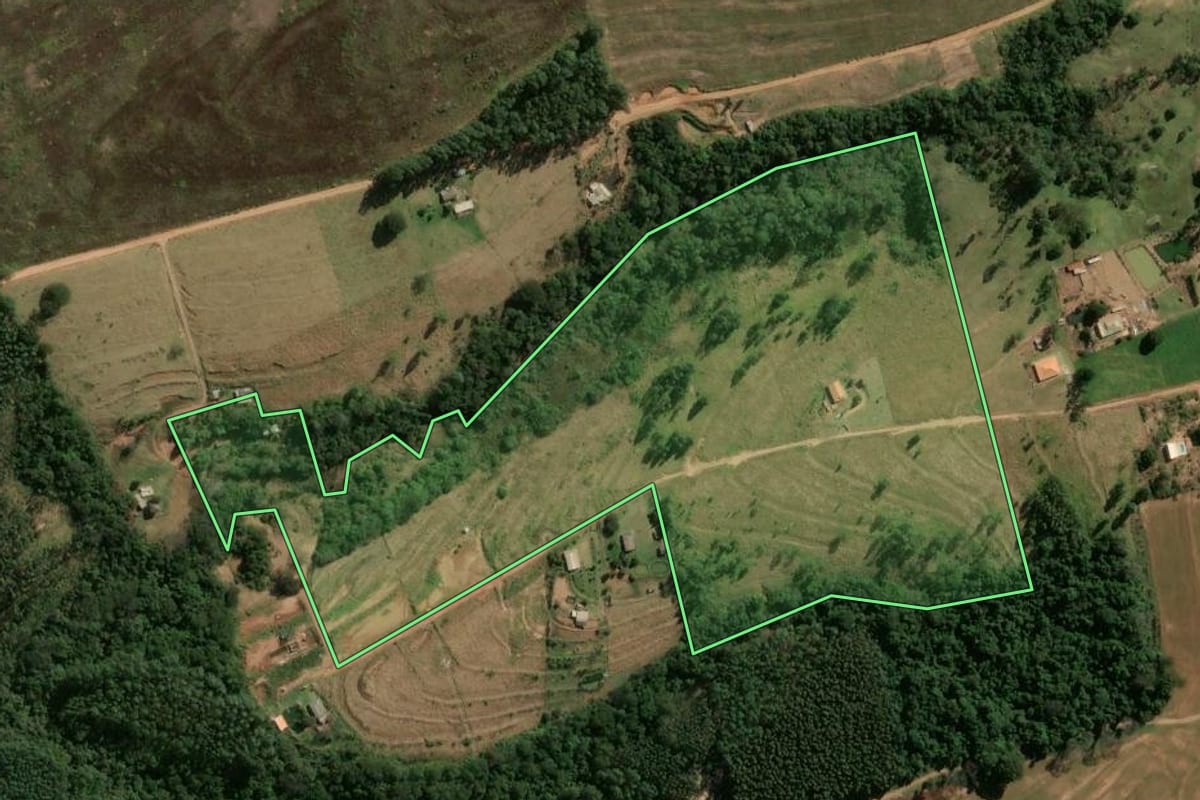 Imagem de satélite do imóvel rural em Araruna (PR), com o contorno declarado no CAR desenhado por cima.