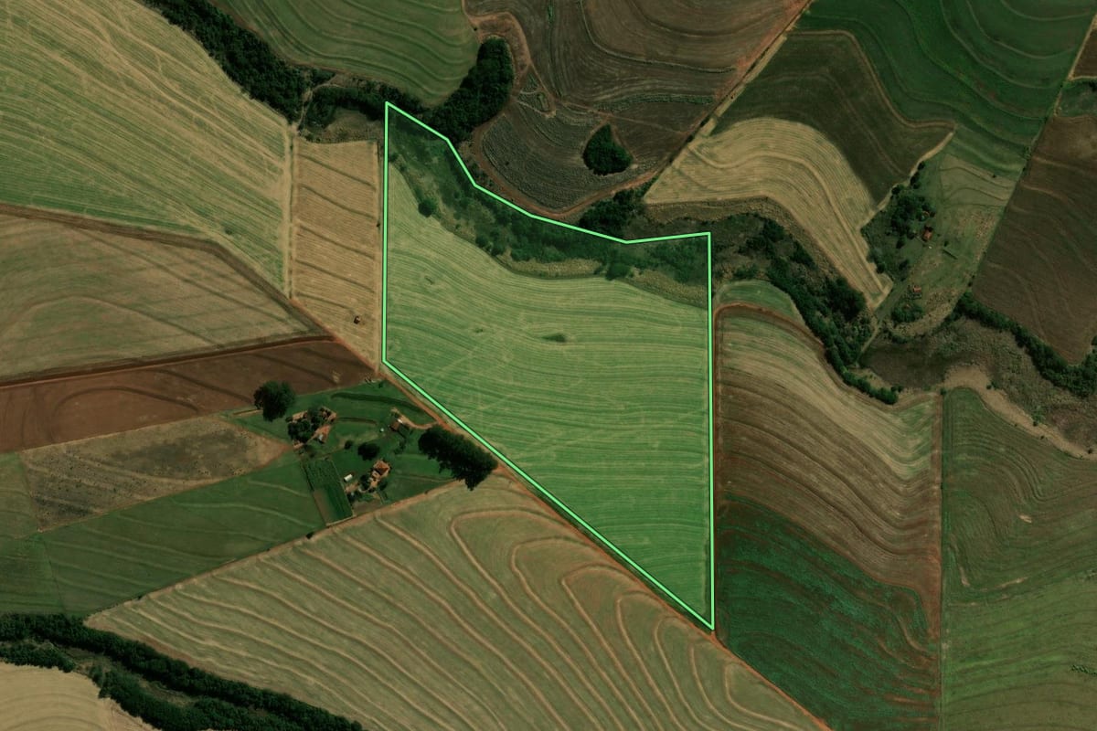 Imagem de satélite do imóvel rural em Araruna (PR), com o contorno declarado no CAR desenhado por cima.
