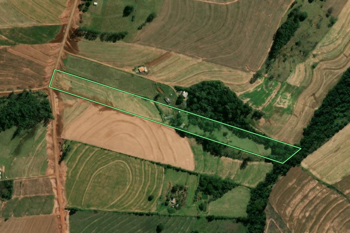 Imagem de satélite do imóvel rural em Araruna (PR), com o contorno declarado no CAR desenhado por cima.