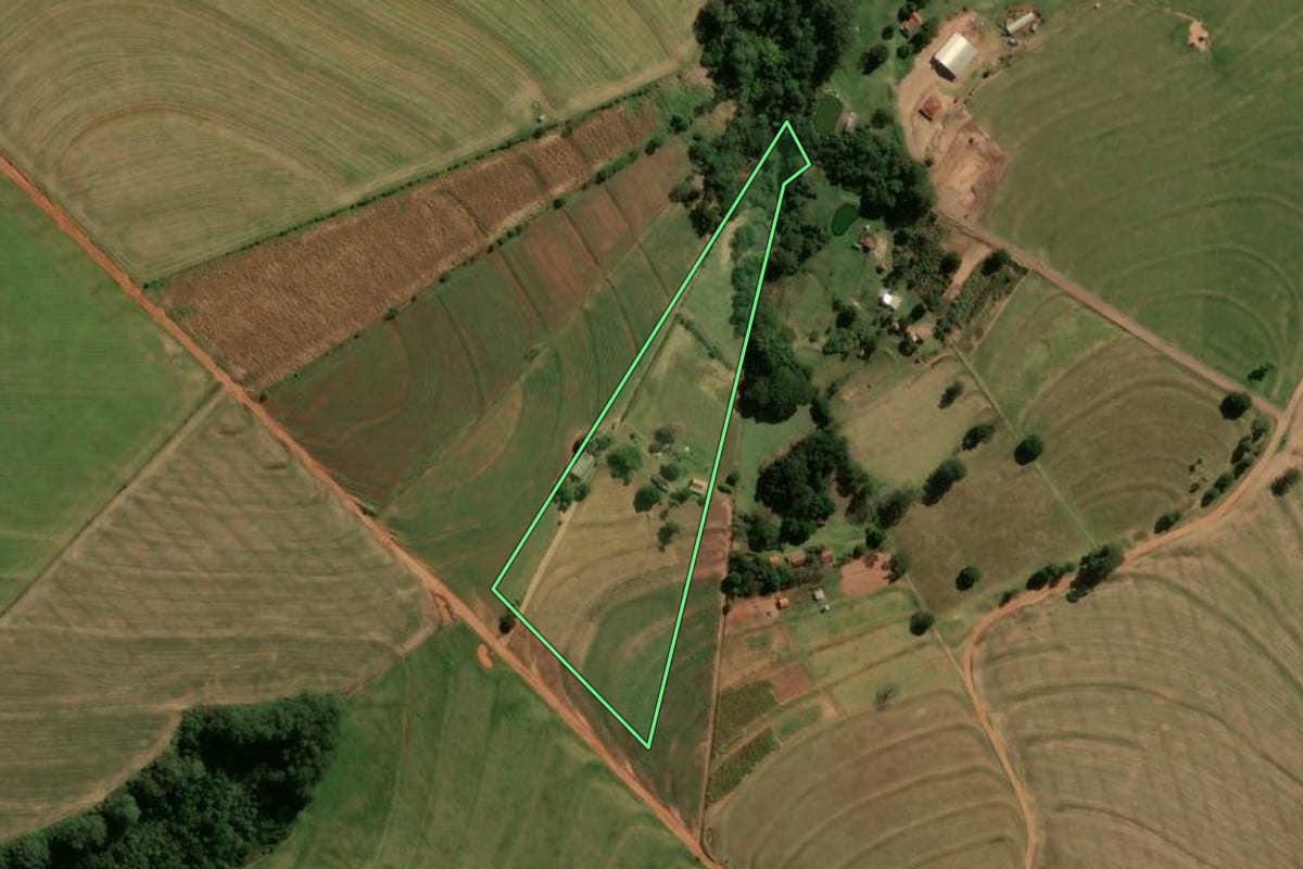 Imagem de satélite do imóvel rural em Araruna (PR), com o contorno declarado no CAR desenhado por cima.