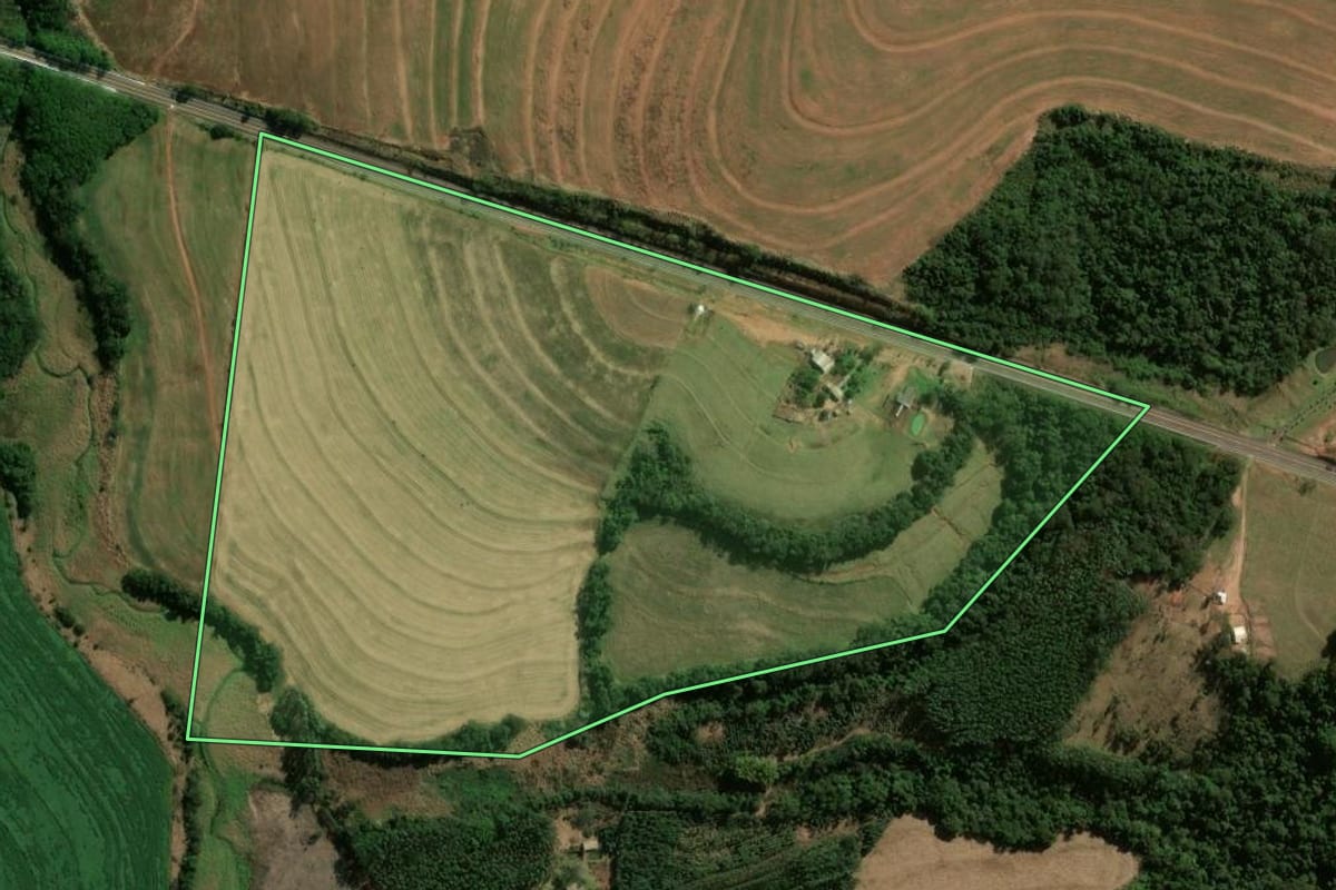 Imagem de satélite do imóvel rural em Araruna (PR), com o contorno declarado no CAR desenhado por cima.