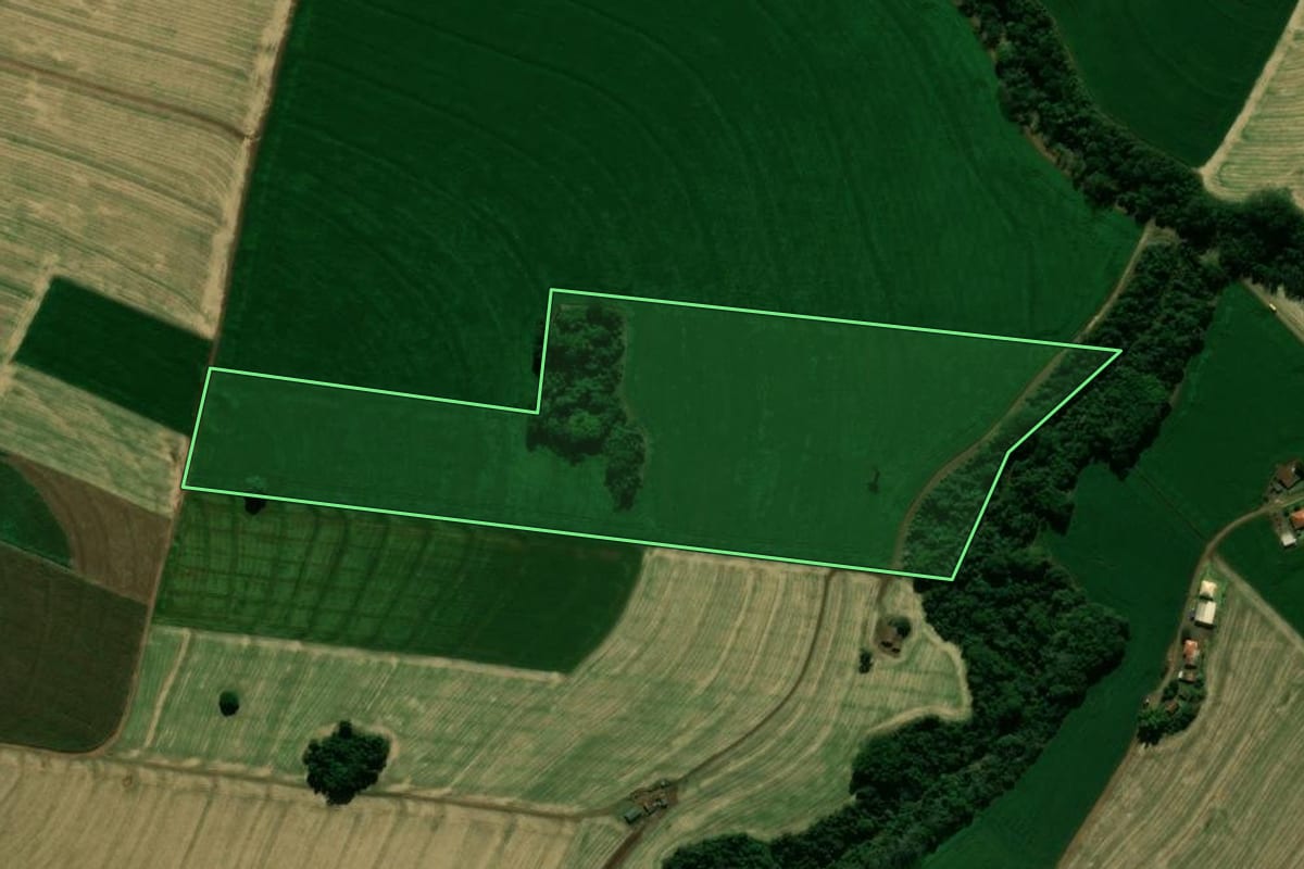 Imagem de satélite do imóvel rural em Araruna (PR), com o contorno declarado no CAR desenhado por cima.