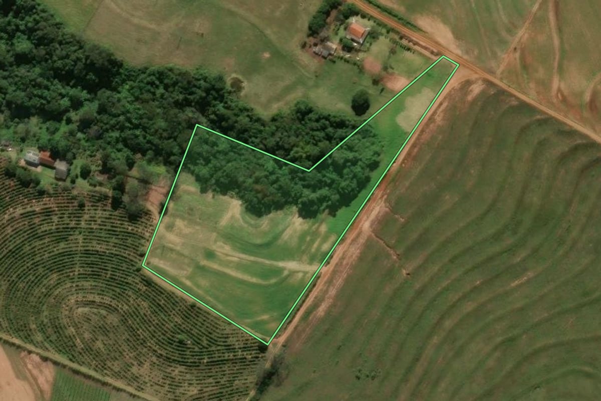 Imagem de satélite do imóvel rural em Araruna (PR), com o contorno declarado no CAR desenhado por cima.